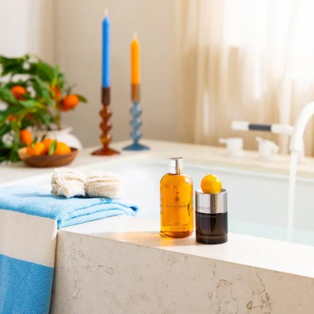 Comar Profumerie | Molton Brown |  Sunlit Clementine & Vetiver | Gel doccia 300ml